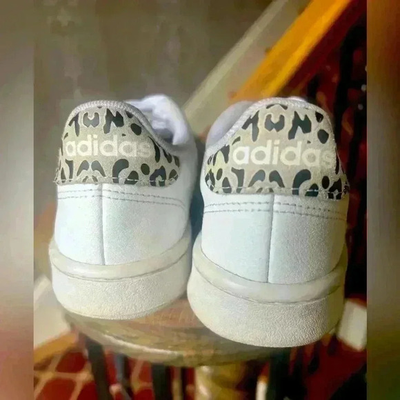 Ladies Adidas Tennis shoe animal print stripe 5.1/2. Very good condition. - Picture 6 of 9